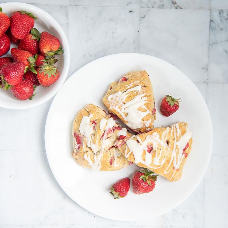 妈妈 & Me: Fresh Strawberry Scones